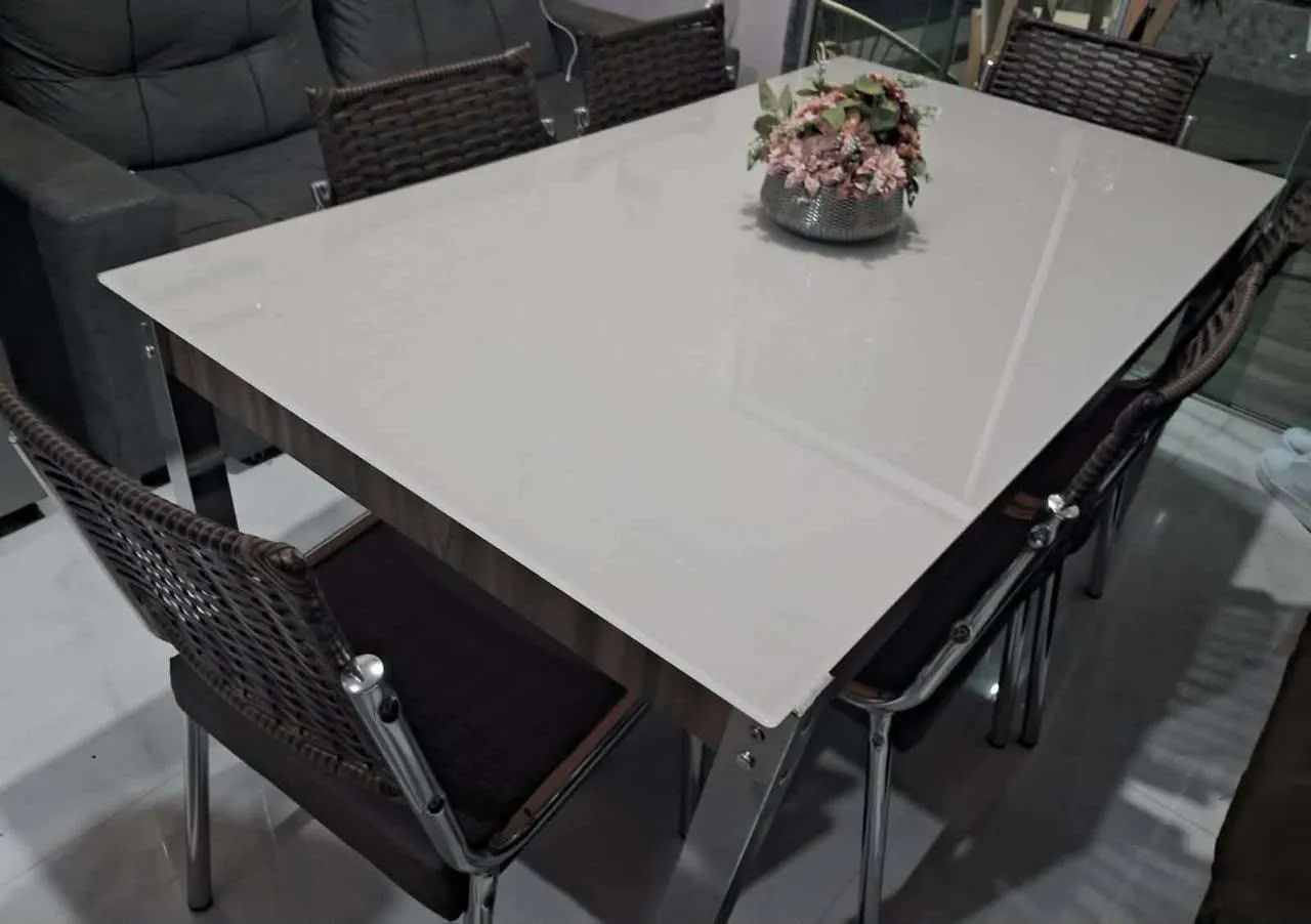 Mesa com seis cadeiras 