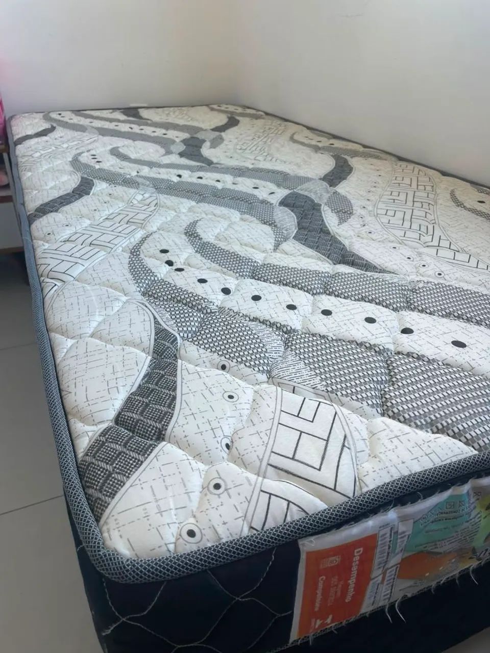 Vende cama box solteiro semi nova (cama + colchão) - Foto 2