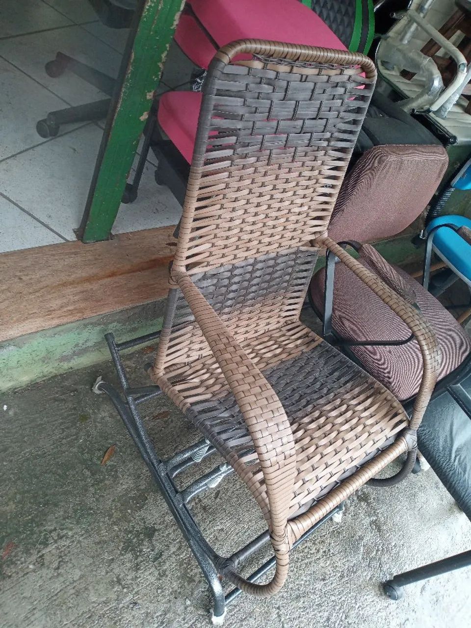 Cadeira de balanço com fime sintético e 4 molas - Foto 2
