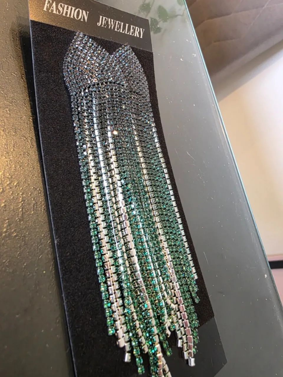Brinco strass verde e prata cascata novo - Foto 2