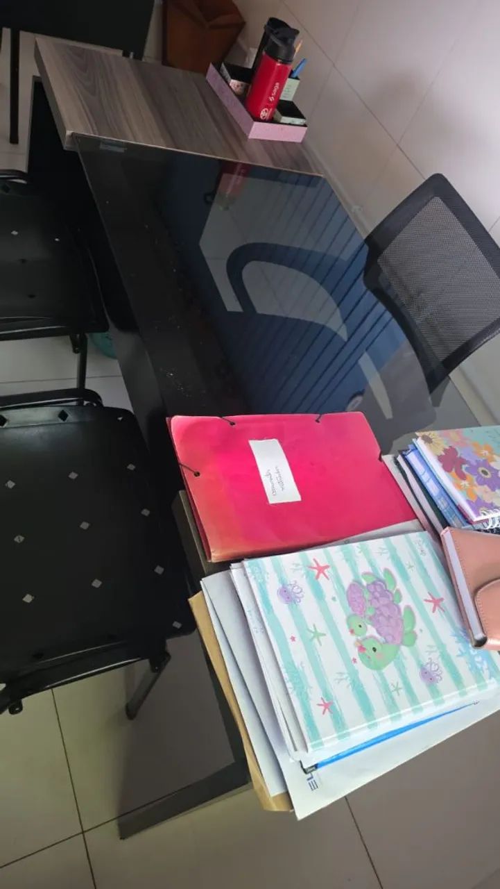Mesa com dois bancos, mesa pra escritório. - Foto 2