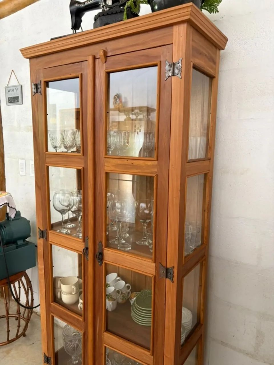 Cristaleira de Madeira Rustica - Foto 2