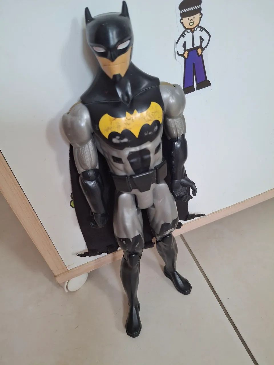 Boneco Batman com 30 cm articulado com capa