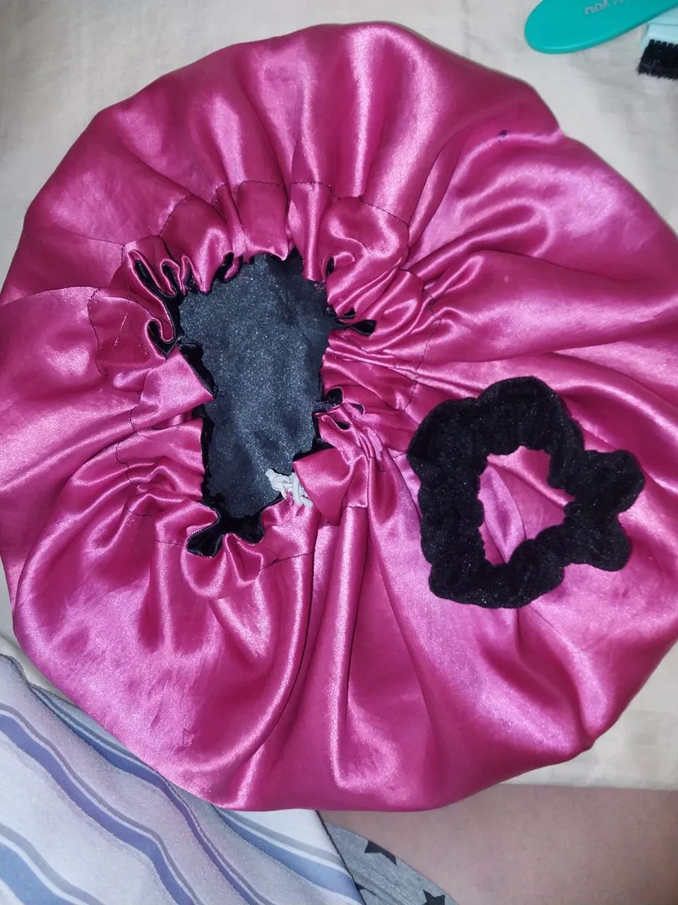 Touca de cetim rosa choque e elástico de cabelo antifriz 