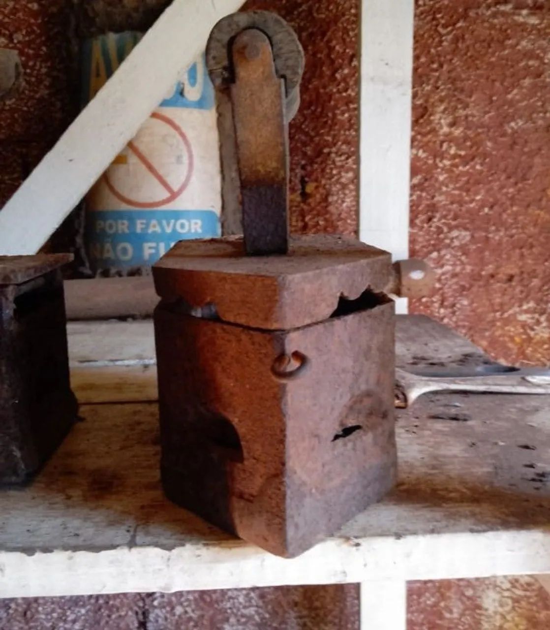 Ferro de passar roupas antigo - Foto 2