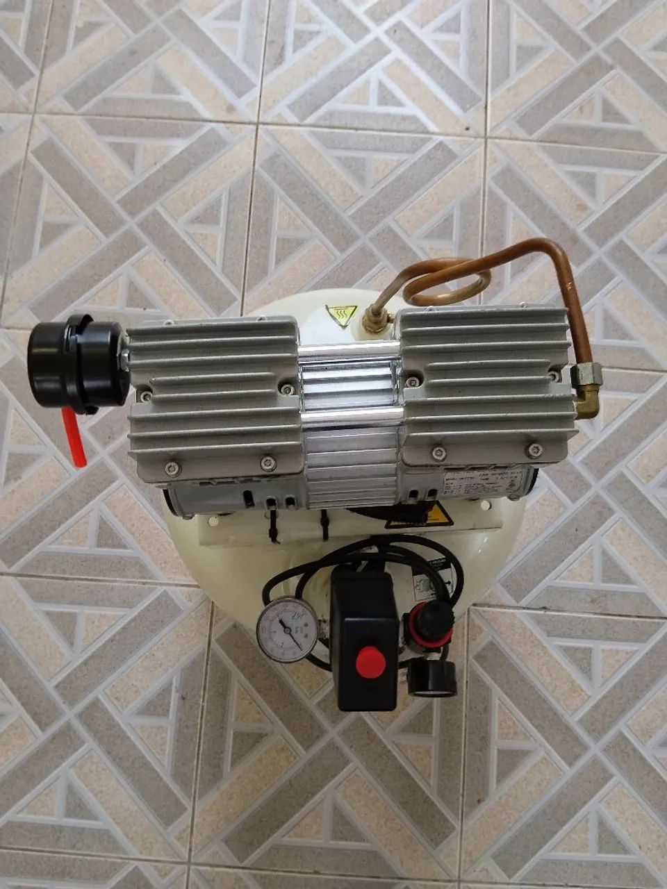 Compressor odontológico Schulz 30 litros 220V - Foto 4