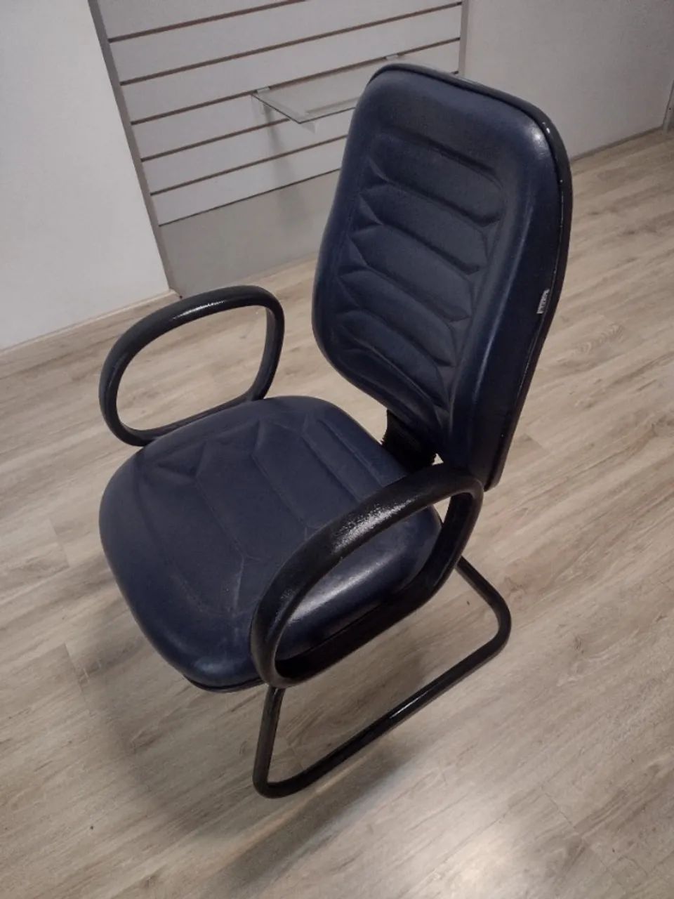 Cadeira diretor com assento e encosto gomado cor azul escuro marca móveis belo - Foto 3