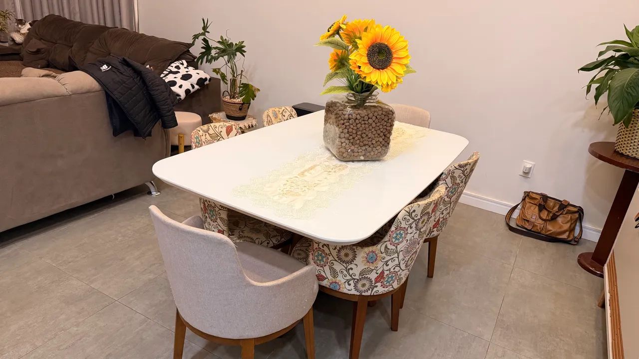 Mesa com 6 cadeiras