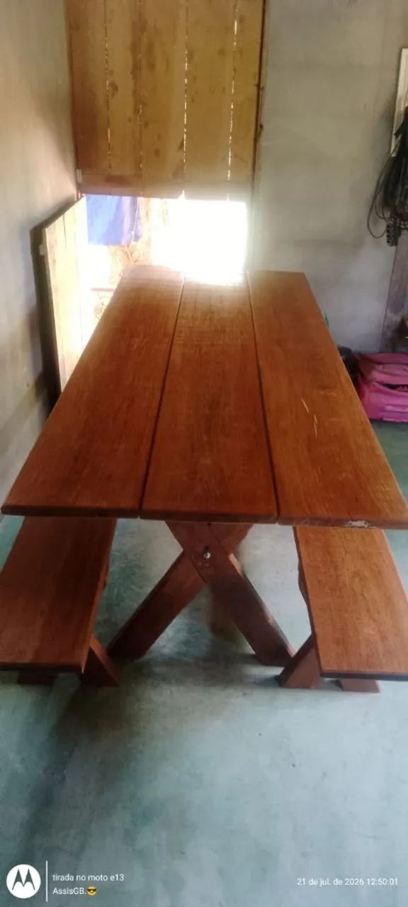 Mesa com dois bancos 