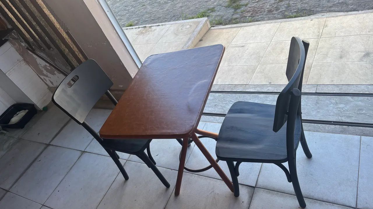 Mesa com 2 cadeiras de madeira  - Foto 2