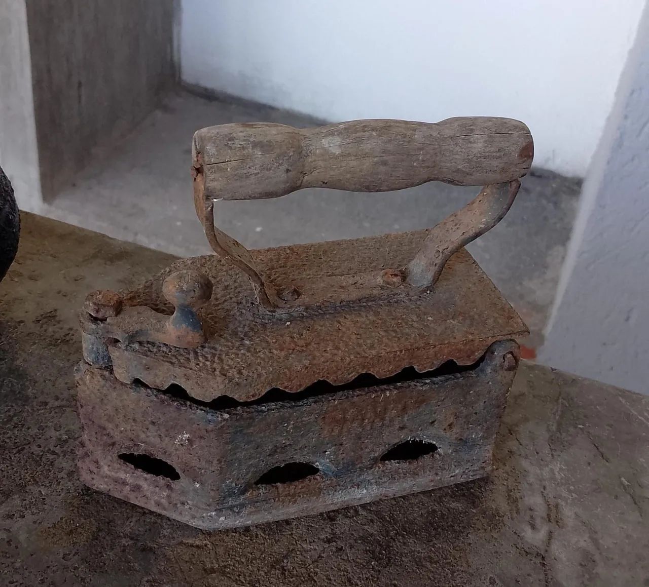 Ferro de passar roupa antigo