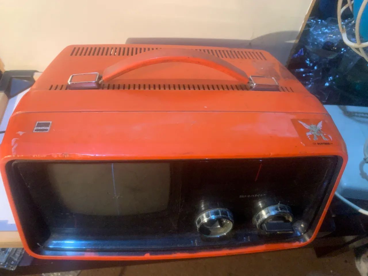 televisão Sharp portátil de estilo vintage com uma carcaça laranja vibrante. - Foto 3
