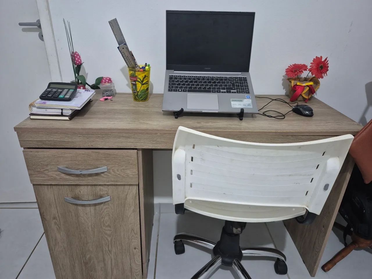 Mesa de estudo com cadeira