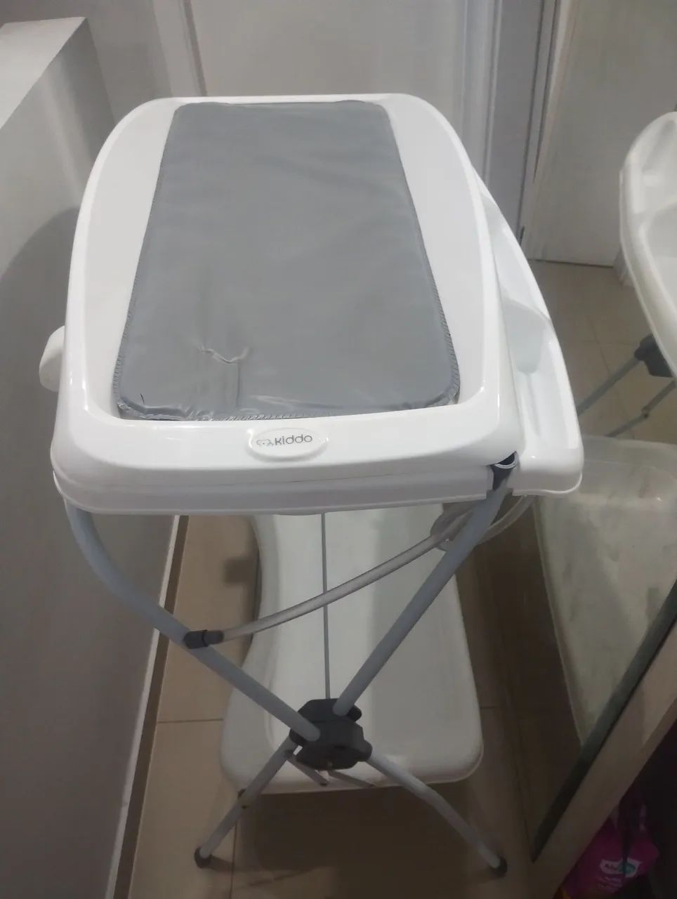 Banheira com suporte e trocador 
