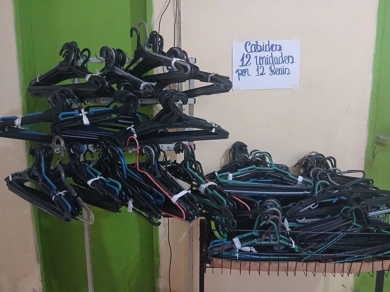 Promoção de cabides e roupas - Foto 2