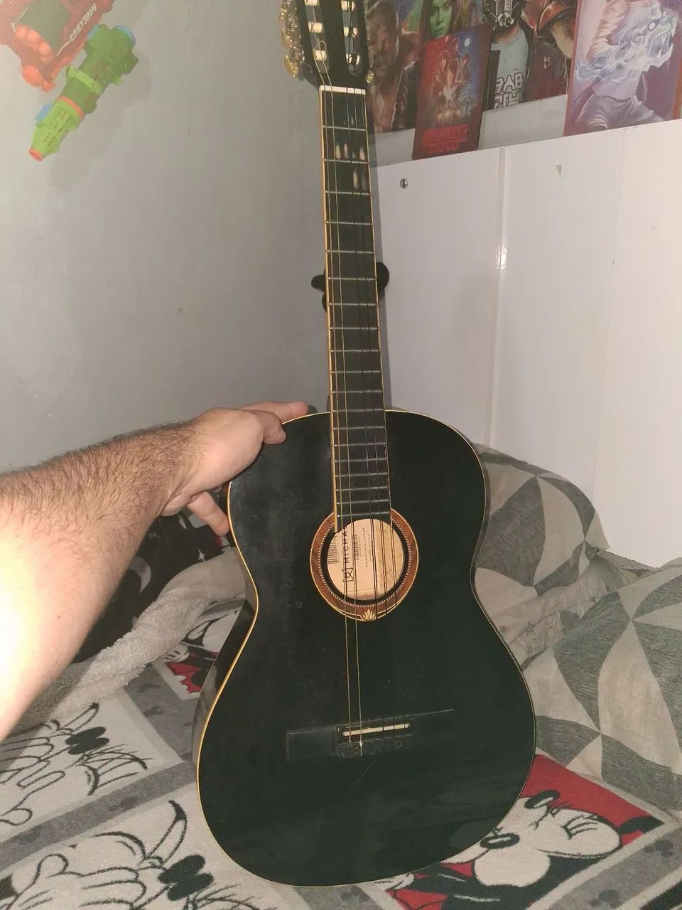 Violão preto com capa 
