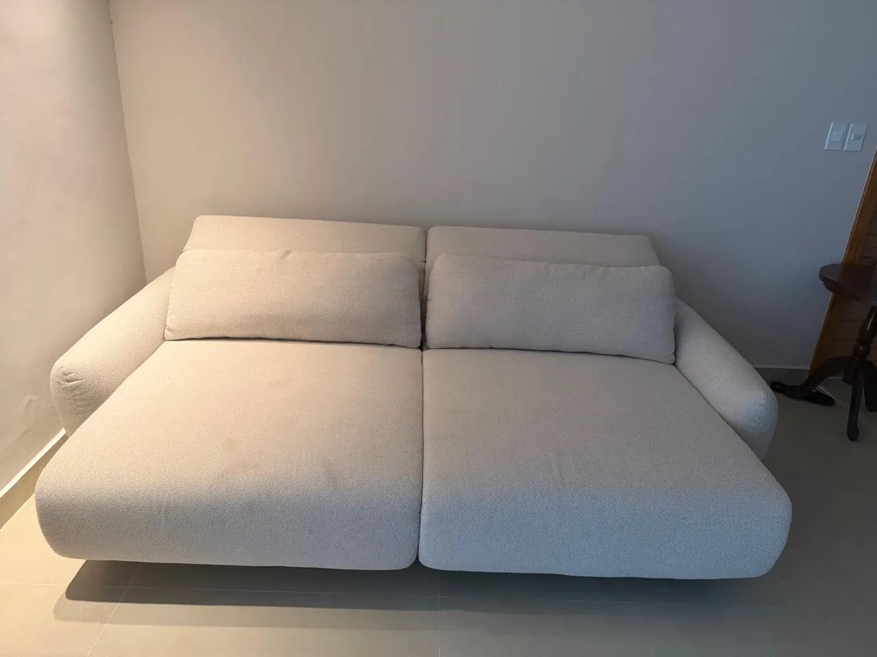Sofà Stone, comprado na loja Moveis Zanetti em Vitória-ES. Cor Branco Boucle - Foto 3