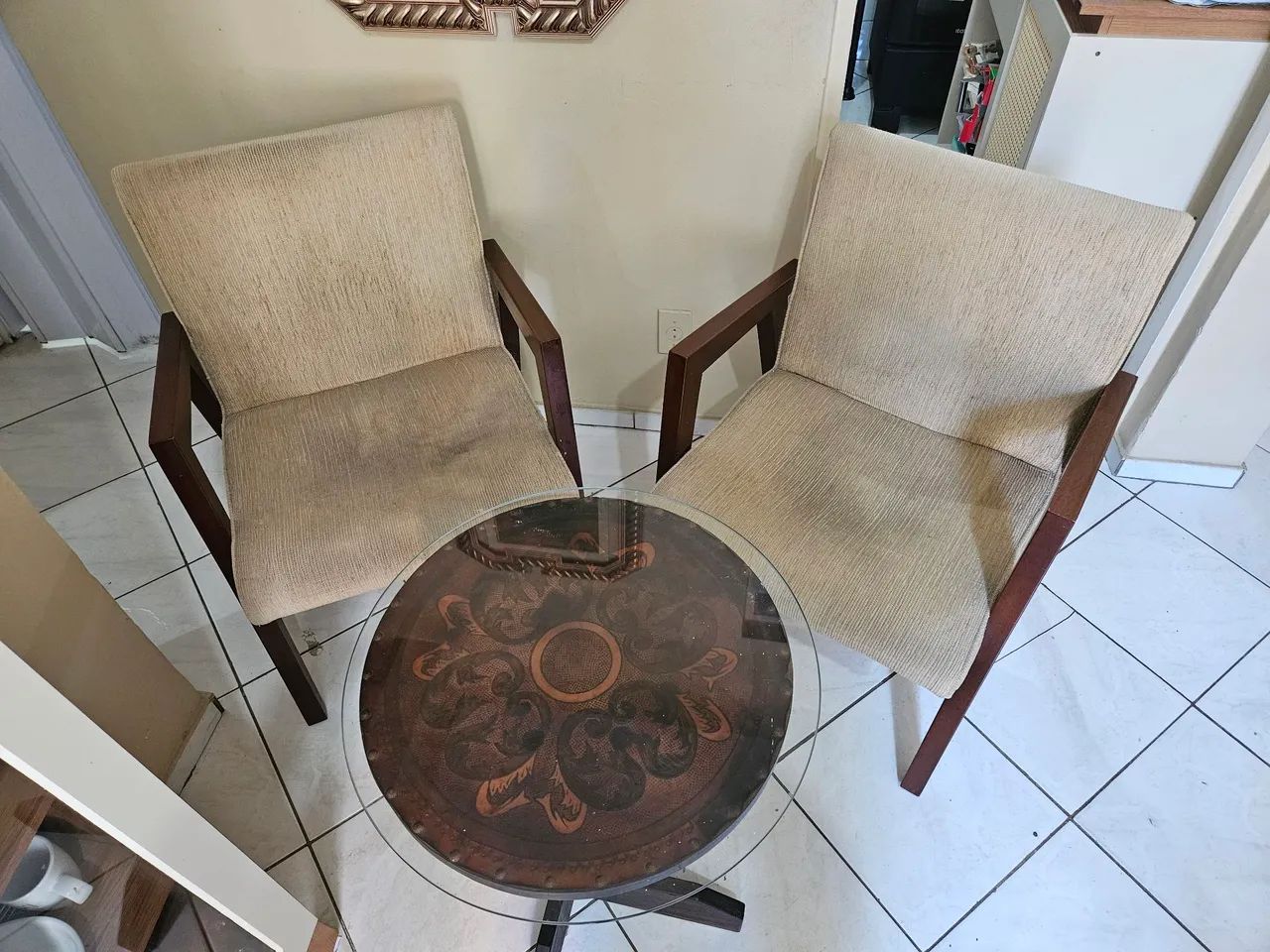 Conjunto Vintage: 2 Poltronas em Madeira + Mesa de Centro com Vidro.
