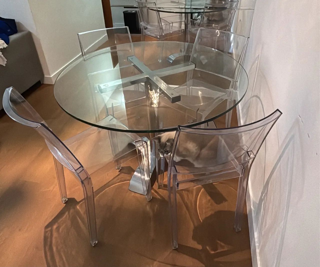 Mesa de vidro, base Inox e 4 cadeiras Acrílico  - Foto 2