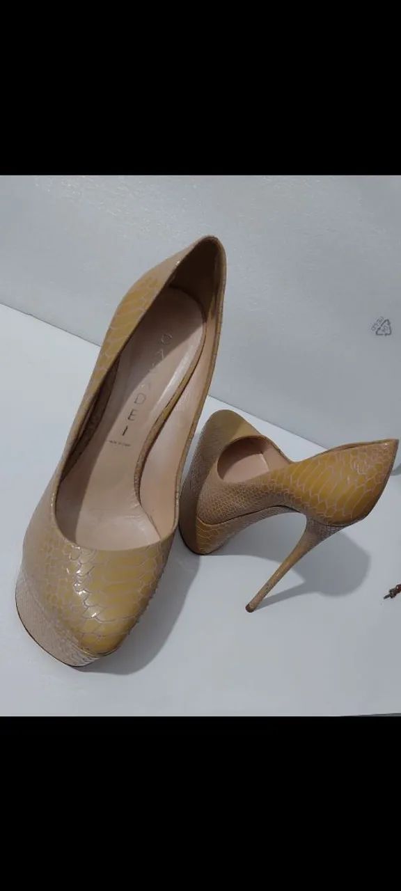Scarpin Casadei nude.
