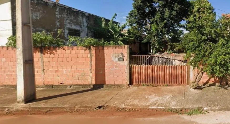 TERRENO DE 10x25, COM BARRACO CONSTRUIDO NO FUNDO.