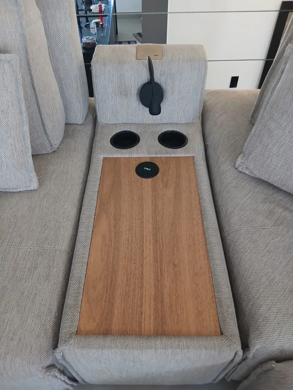 Sofá luxo modulado linho bege com módulo luz leitura e carregamento USB e indução  - Foto 2