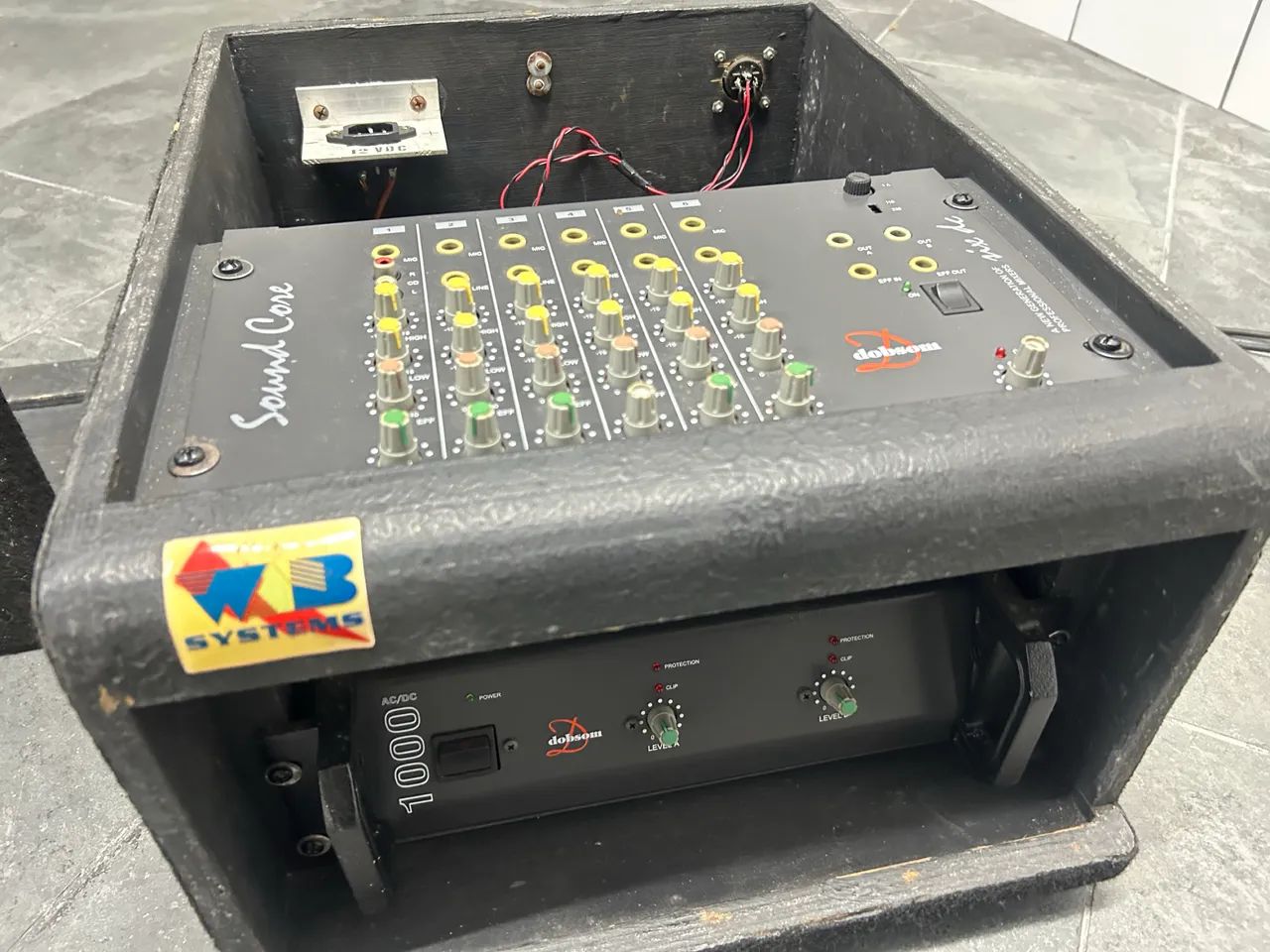 Caixa de Som Amplificada Dobson c/ Mesa de Som 6 Canais + Microfone