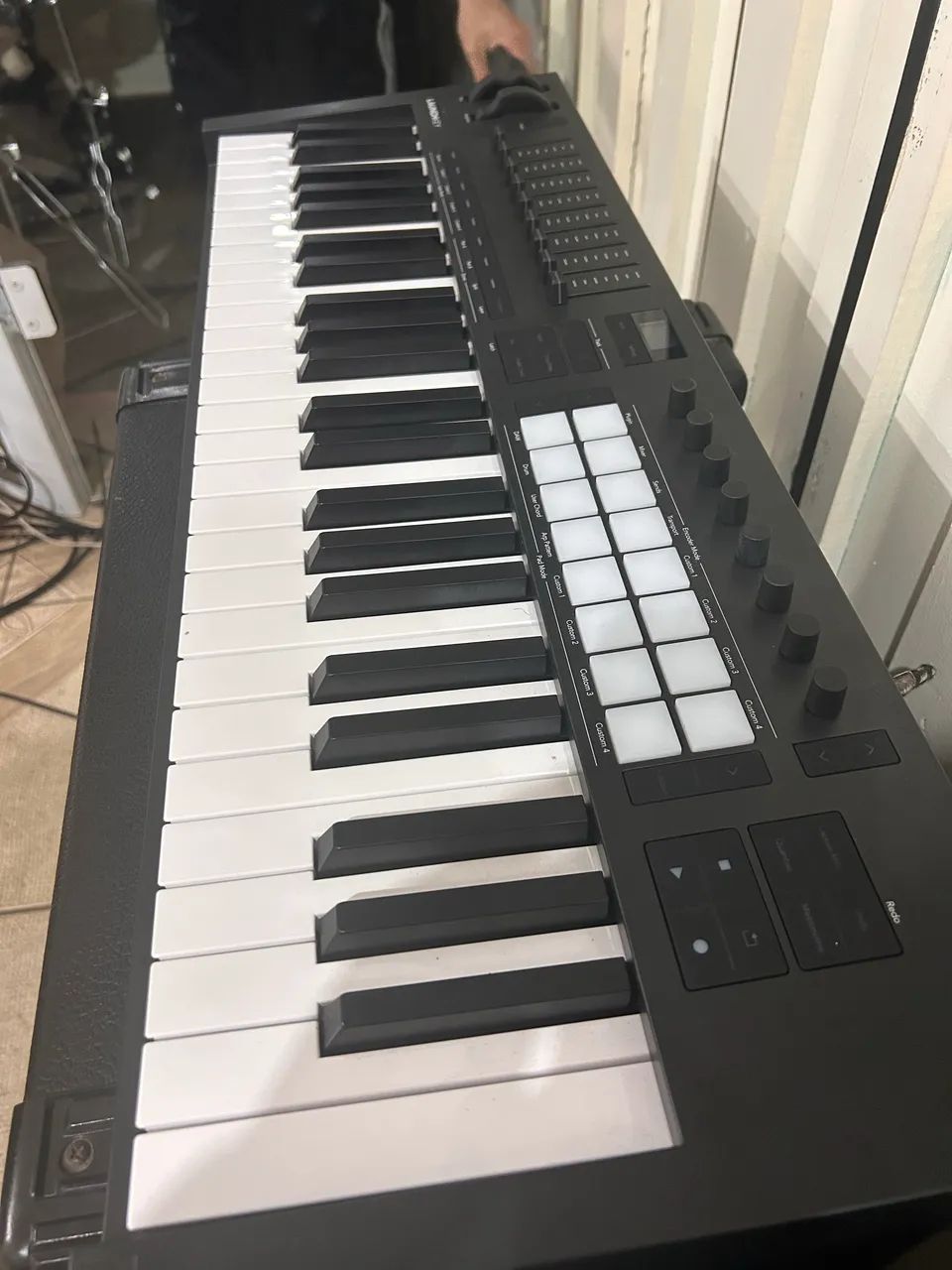 Teclado midi Novation Launchkey mk4 49 teclas 