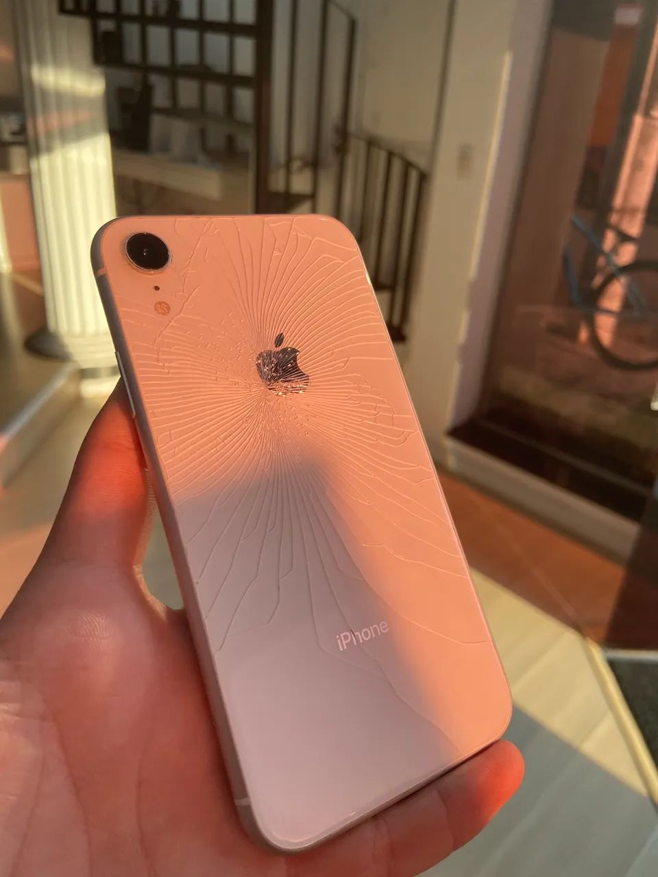 iPhone XR ? Tudo Funcionando | Só Traseira Trincada | Bateria Nova - Foto 2