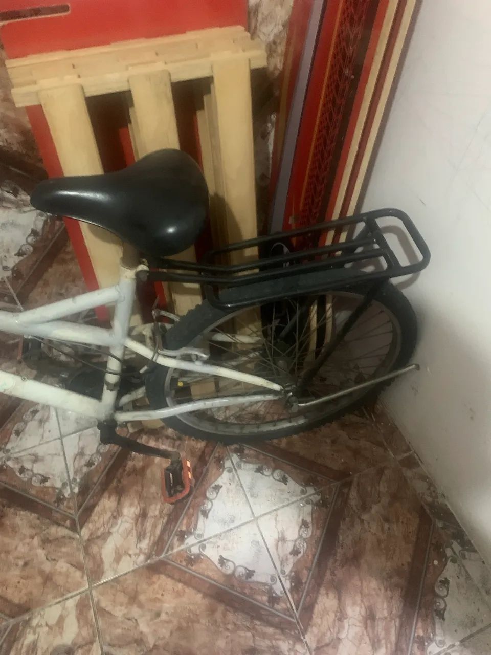 Bicicleta branca com cestinha - Foto 3