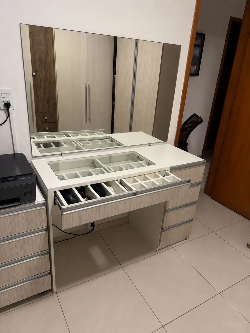 Penteadeira com 122cm x 47cm x 80cm e espelho de parede de 120cm x 80cm