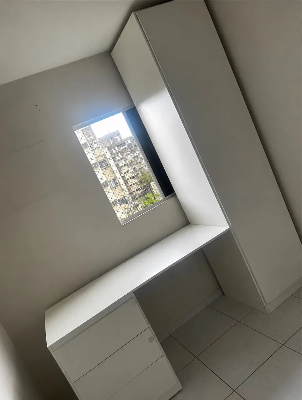 Mesa com gaveteiro e armário em MDF