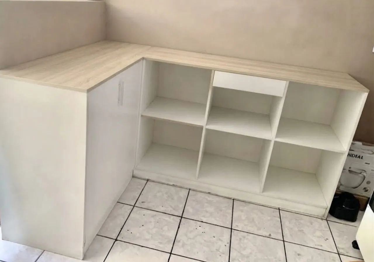 Balcão mdf com vitrine  - Foto 2