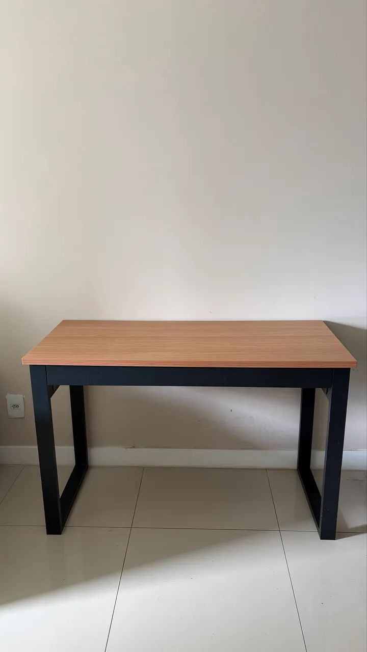Escrivaninha de Madeira com Gaveta - Nova | R$ 300