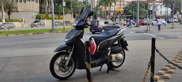 HONDA SH300 COM APENAS 9500 KM