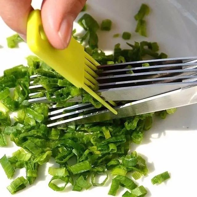 Tesoura De Cozinha De Metal Multipla Para Temperos Com 10 Laminas + Pente - Foto 2