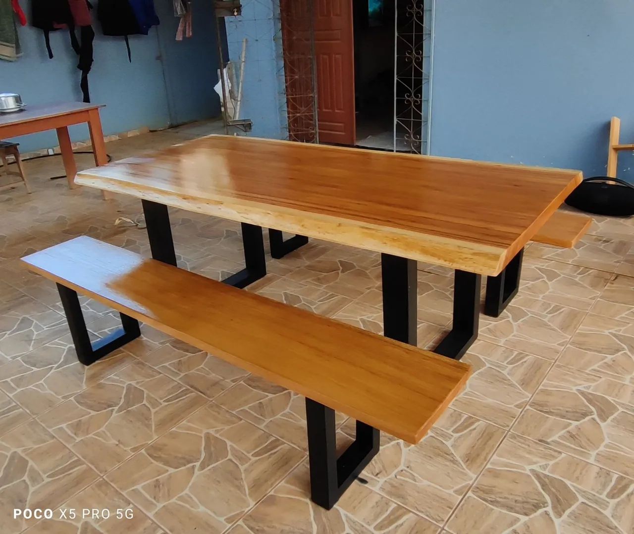 Mesa de madeira com bancos para área externa - Foto 4