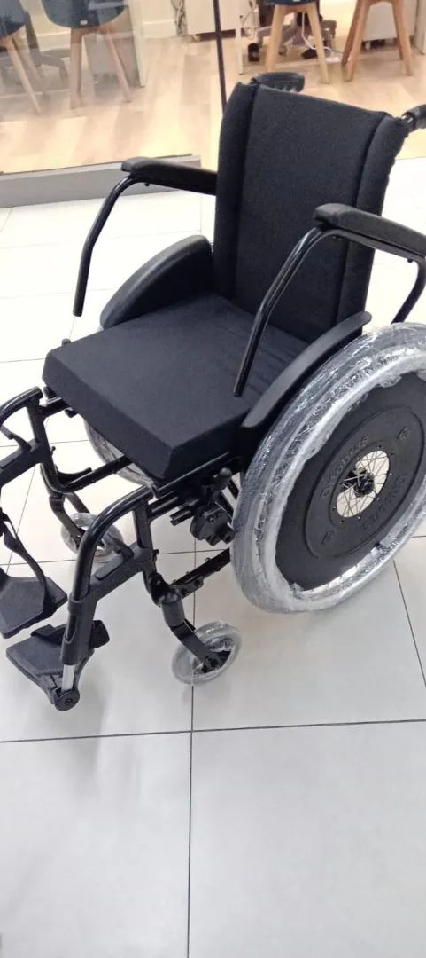 CADEIRA DE RODAS DE ALUMÍNIO.  - Foto 2