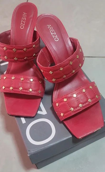 Sandália com detalhe dourado - Foto 3
