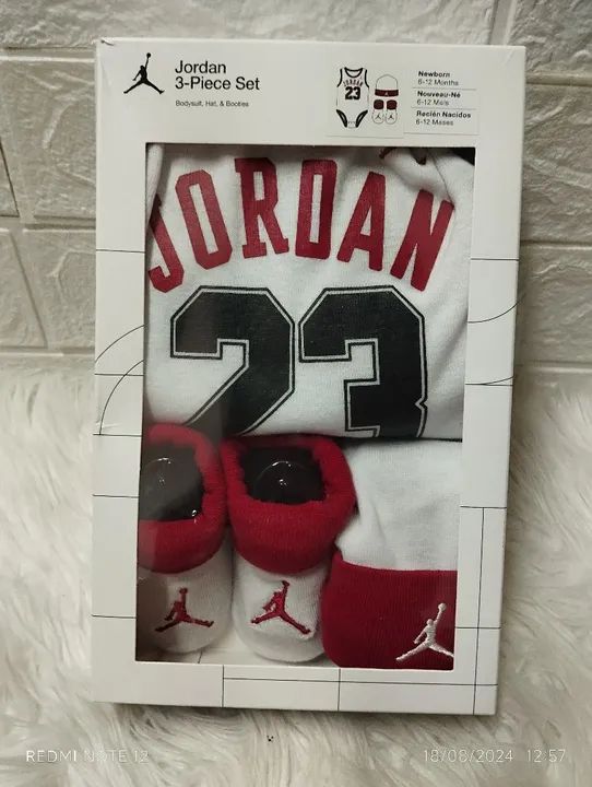 Conjunto Jordan Bebê - Body + Meia + Gorro - Tamanho 6 a 12 meses - Foto 2