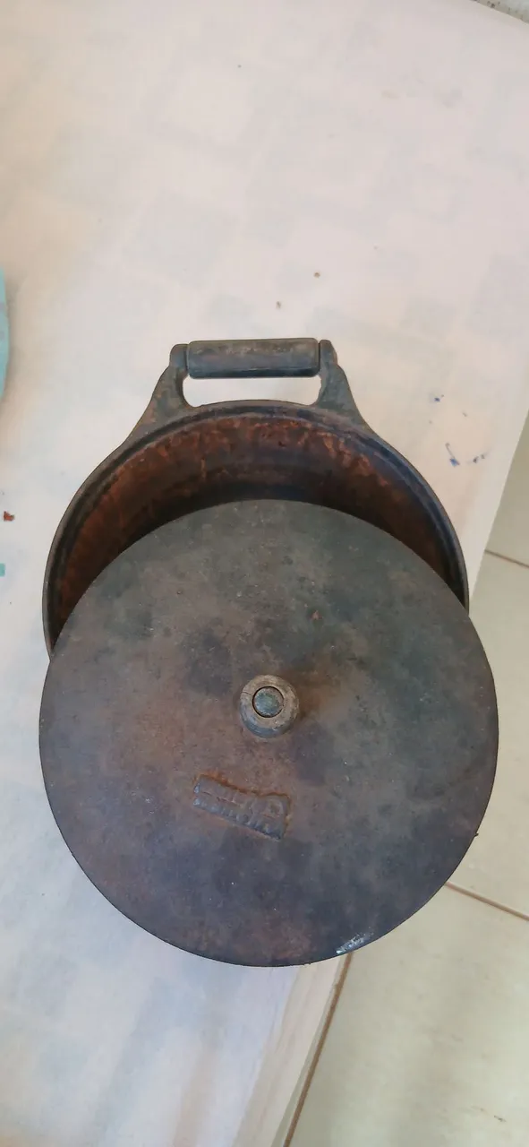 Panela de ferro com tampa
