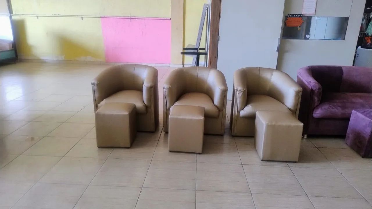 Poltronas e Puffs Coloridos - Várias Cores - Foto 3