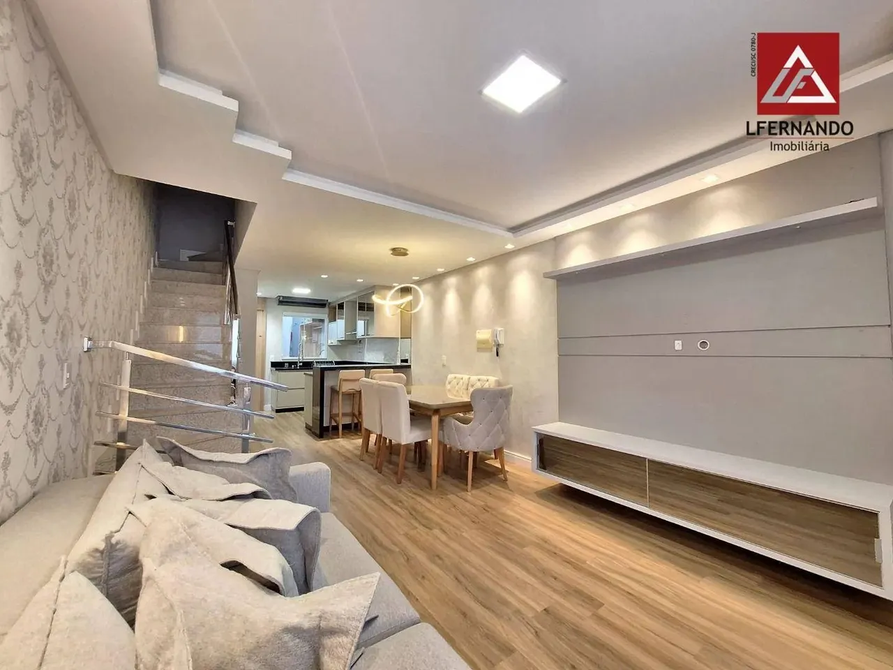 Sobrado com 2 dormitórios, sendo 02 suítes para alugar com aprox. 81 m² - Água Verde - Blu