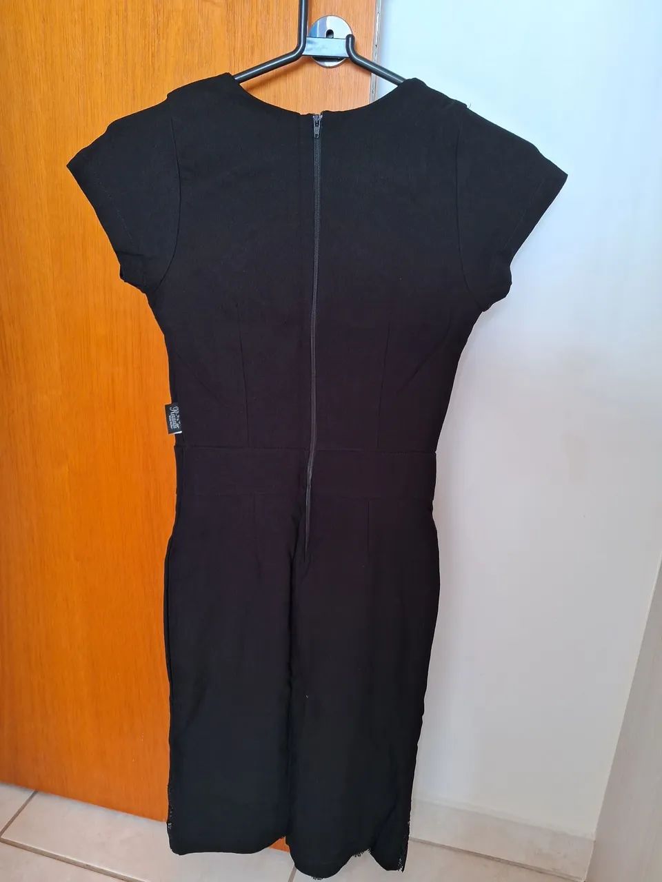 Vestido Preto Elegante com Detalhes - Foto 2