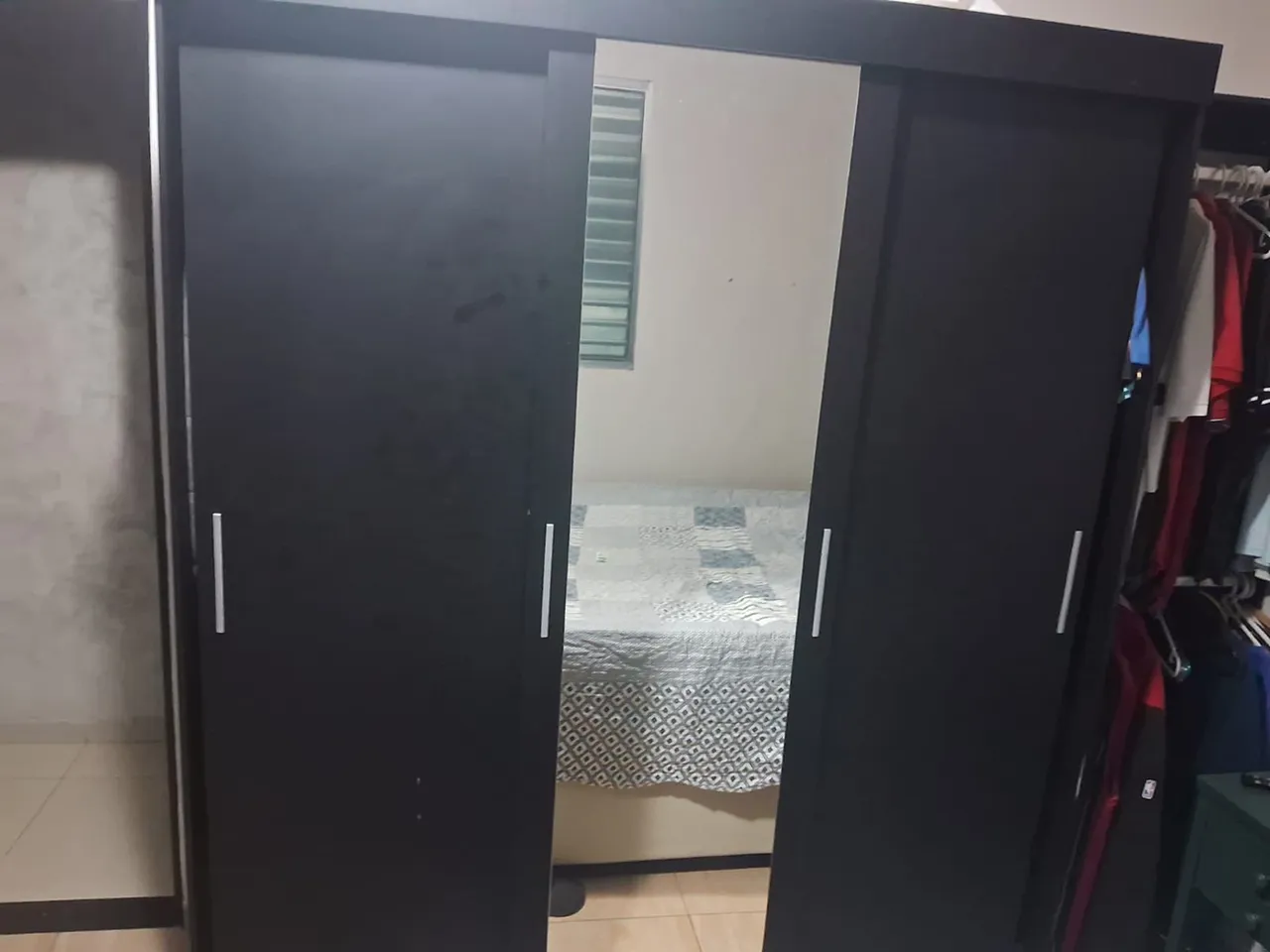 Guarda-Roupa Preto com Espelho - Elegância e Organização