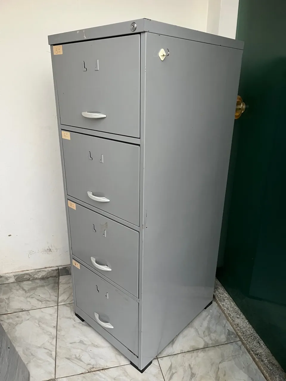 Gaveteiro de Aço Cinza com 4 Gavetas