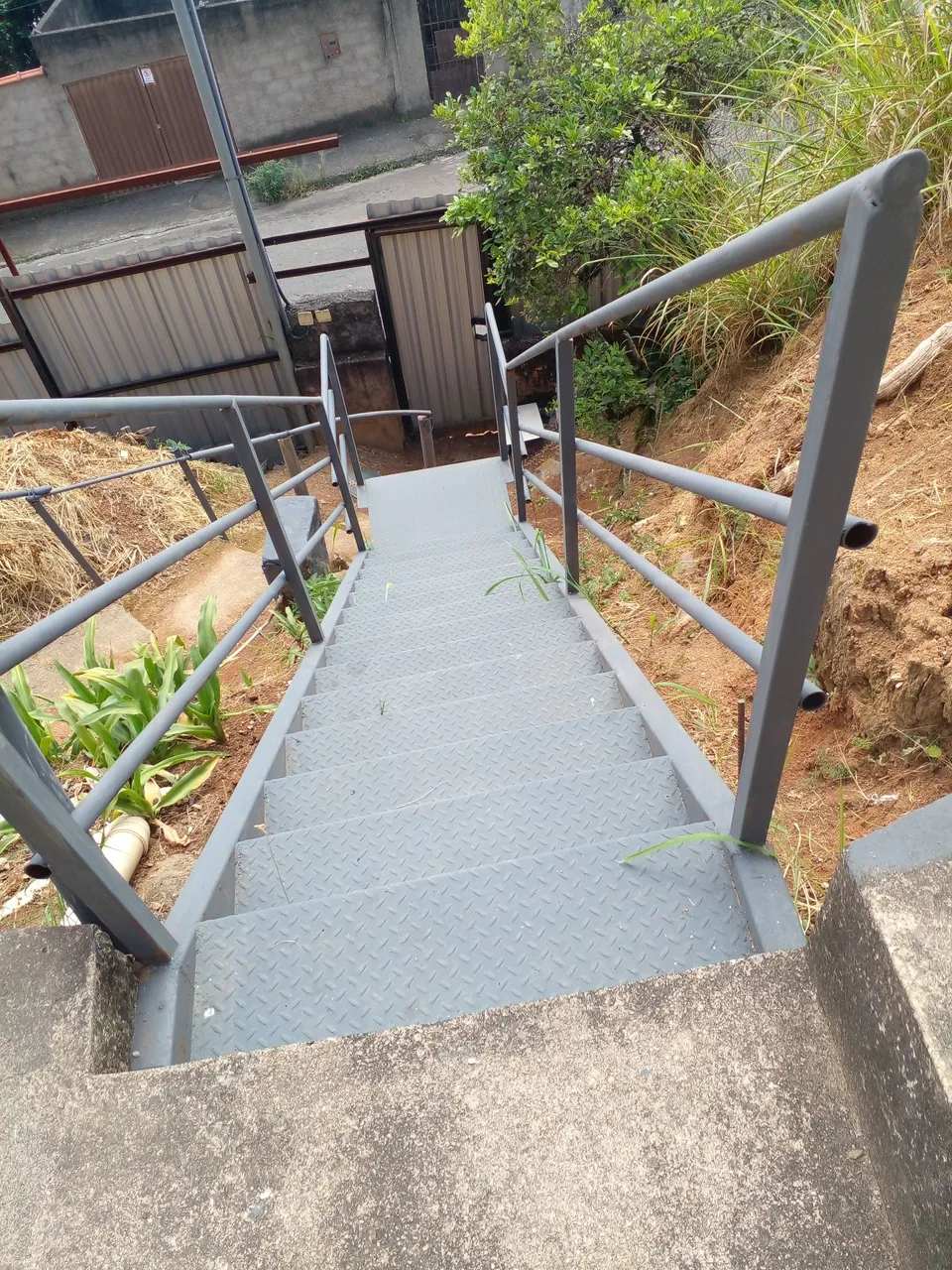 Escada de acesso em metal