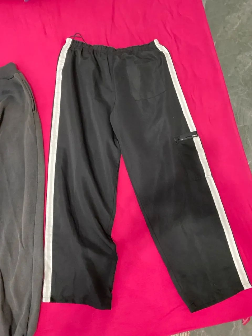 Calça moletom da Nike e uma calça esportiva  - Foto 3