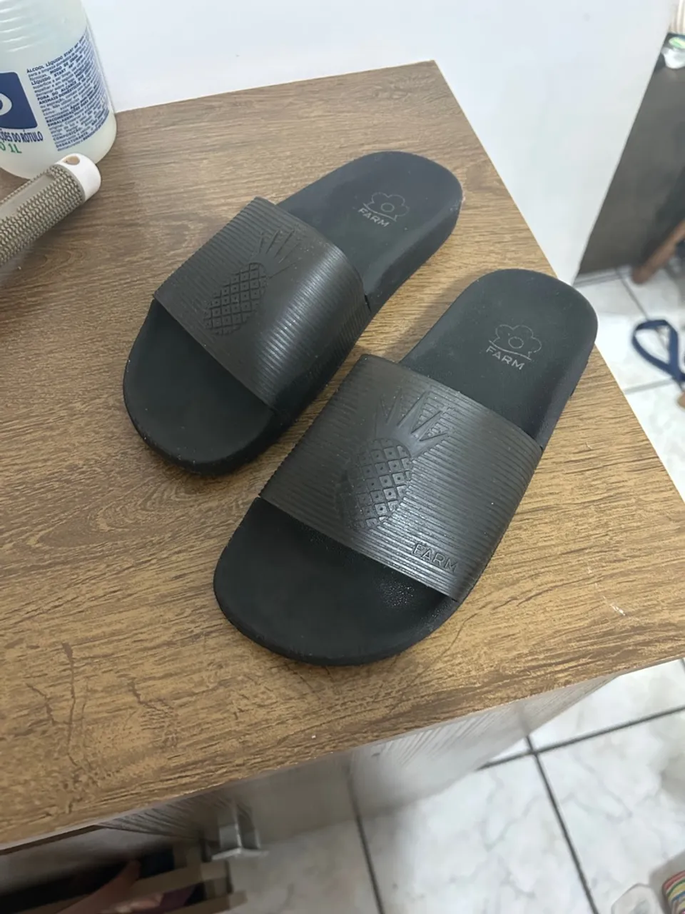 Chinelo Farm Preto com Detalhe de Abacaxi
