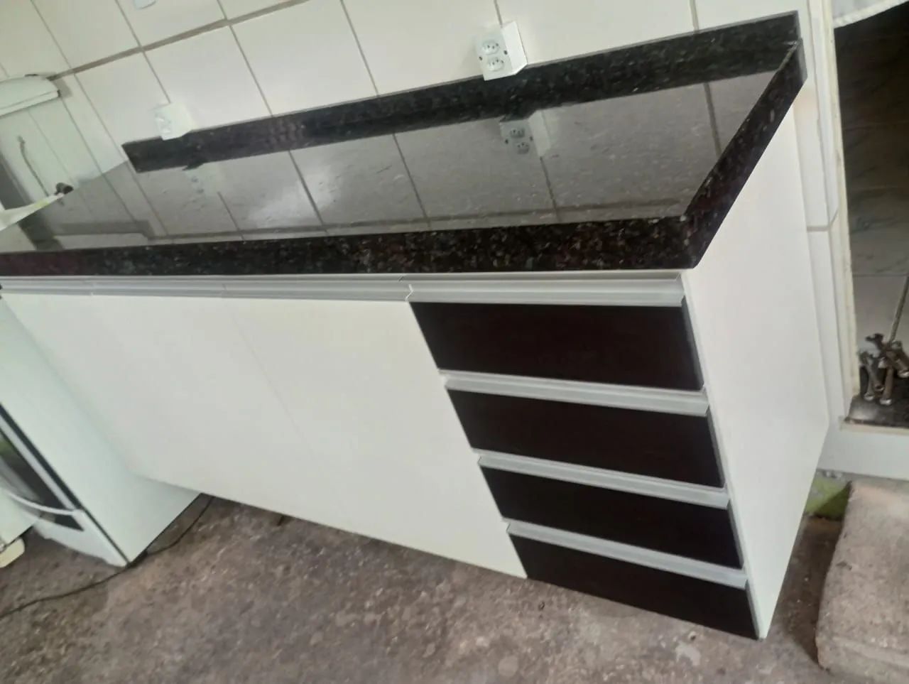 Armário 1,70 branco com gavetas pretas 100%mdf - Foto 4
